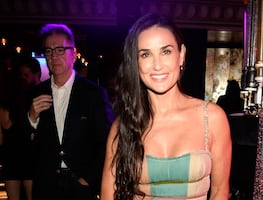 Demi Moore deja poco a la imaginación con atuendo transparente a los 61 años