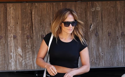 Jennifer Lopez impacta con silueta en leggings negros a los 50