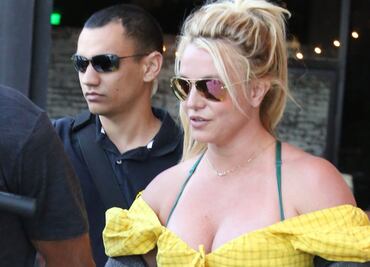 Britney Spears sorprende con minivestido de escote de infarto