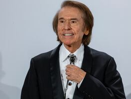 Hospitalizan a Raphael tras accidente cerebrovascular en grabación de un programa de televisión