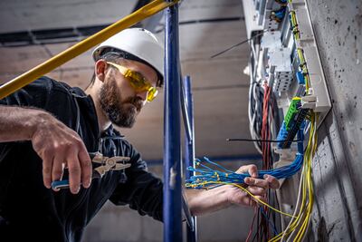 Consulado de Estados Unidos lanza trabajo para electricistas; pagan $280,435 anuales