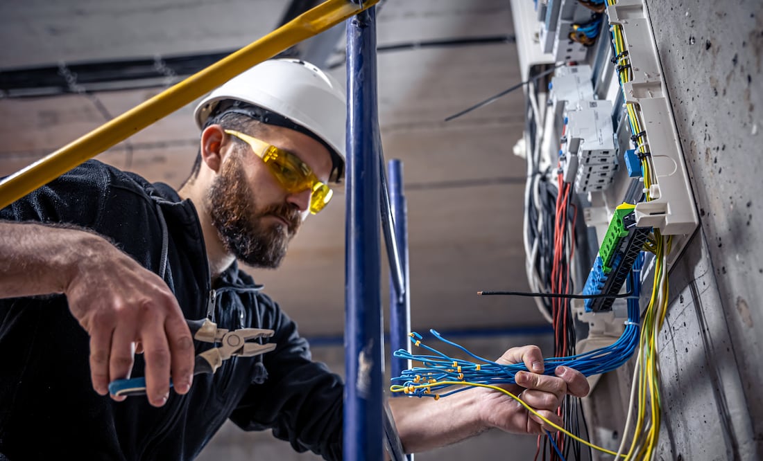 Trabaja como electricista en el Consulado de Estados Unidos en Mérida y gana $275,118.63 pesos anuales. iStock/puhimec