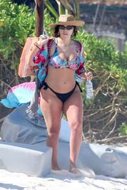 La modelo Ashley Graham presume sus curvas en bikini 