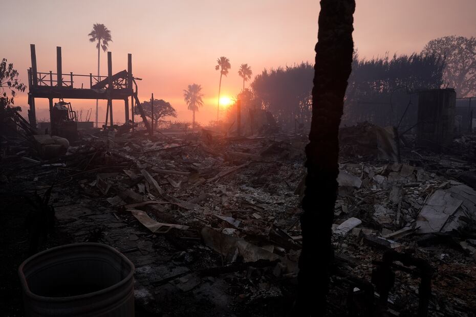 Más de 425,000 viviendas y negocios sin electricidad en California por los incendios. (AP Photo/Damian Dovarganes)