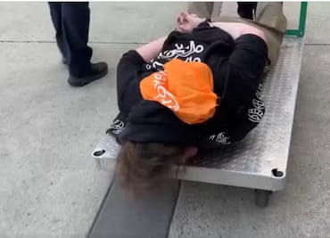 ICE lleva a otro nivel las detenciones: así trasladan a quienes se resisten al arresto tras protestas en Portland. VIDEO