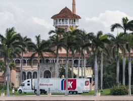 Avistan camiones de mudanza en el club de Trump en Florida