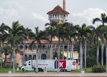 Avistan camiones de mudanza en el club de Trump en Florida
