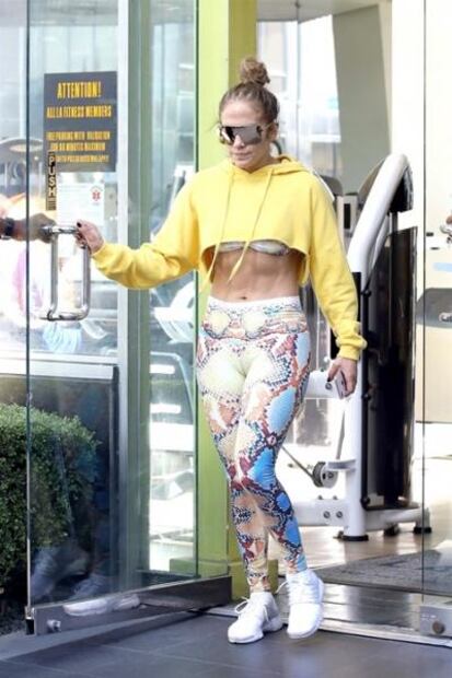 Jennifer Lopez impacta con abdomen tonificado y leggings 