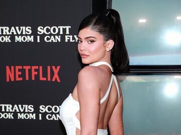 Kylie Jenner luce figura 'curvy' con ajustado catsuit 'animal print'