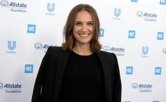 Natalie Portman conquista Sydney con minivestido blanco