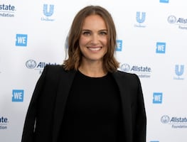 Natalie Portman conquista Sydney con minivestido blanco