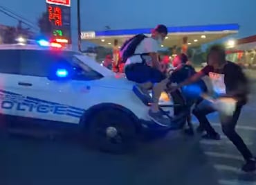 Policías arrollan a manifestantes con patrulla en Detroit