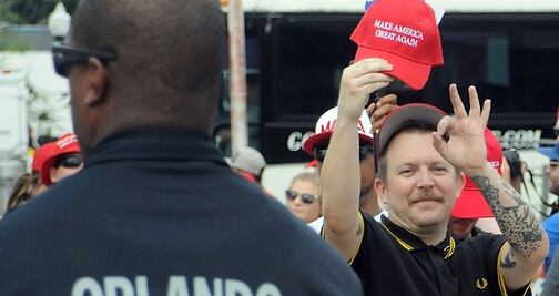 'Poder blanco', ¿qué significa esta seña de seguidores de Trump?