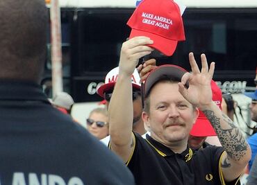 'Poder blanco', ¿qué significa esta seña de seguidores de Trump?