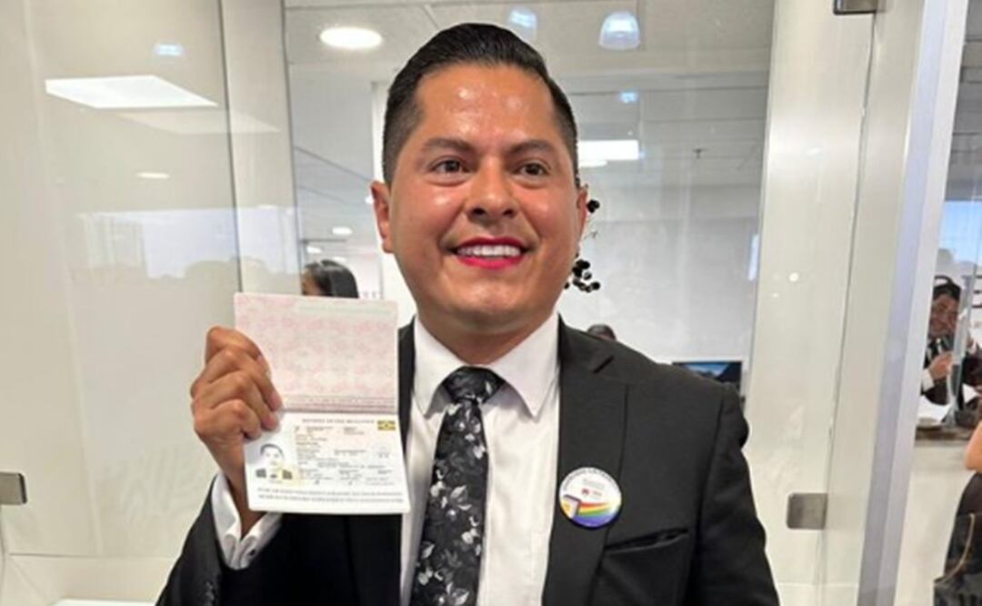 El Gobierno de México emitió este miércoles el primer pasaporte a una persona con género no binario. Foto @m_ebrard