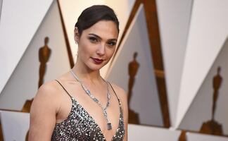Gal Gadot impacta con figura irreal al usar coqueto traje de baño negro 