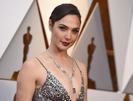 Gal Gadot impacta con figura irreal al usar coqueto traje de baño negro