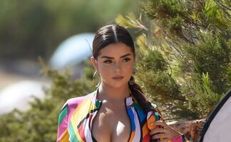 Demi Rose presume silueta ‘curvy’ con bikini multicolor en Ibiza