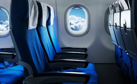 ¿Por qué hay que enderezar el asiento del avión durante despegues y aterrizajes? Te explicamos