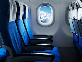 ¿Por qué hay que enderezar el asiento del avión durante despegues y aterrizajes? Te explicamos