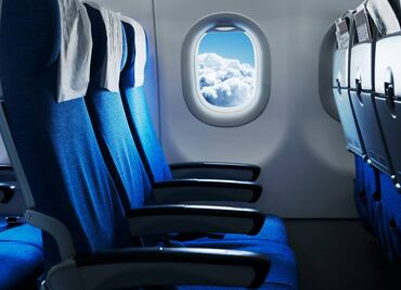 ¿Por qué hay que enderezar el asiento del avión durante despegues y aterrizajes? Te explicamos