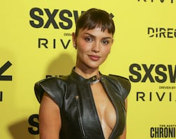 Eiza González impone tendencia con top de cuero escotado y flequillo ‘baby bang’