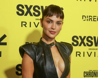 Eiza González impone tendencia con top de cuero escotado y flequillo ‘baby bang’