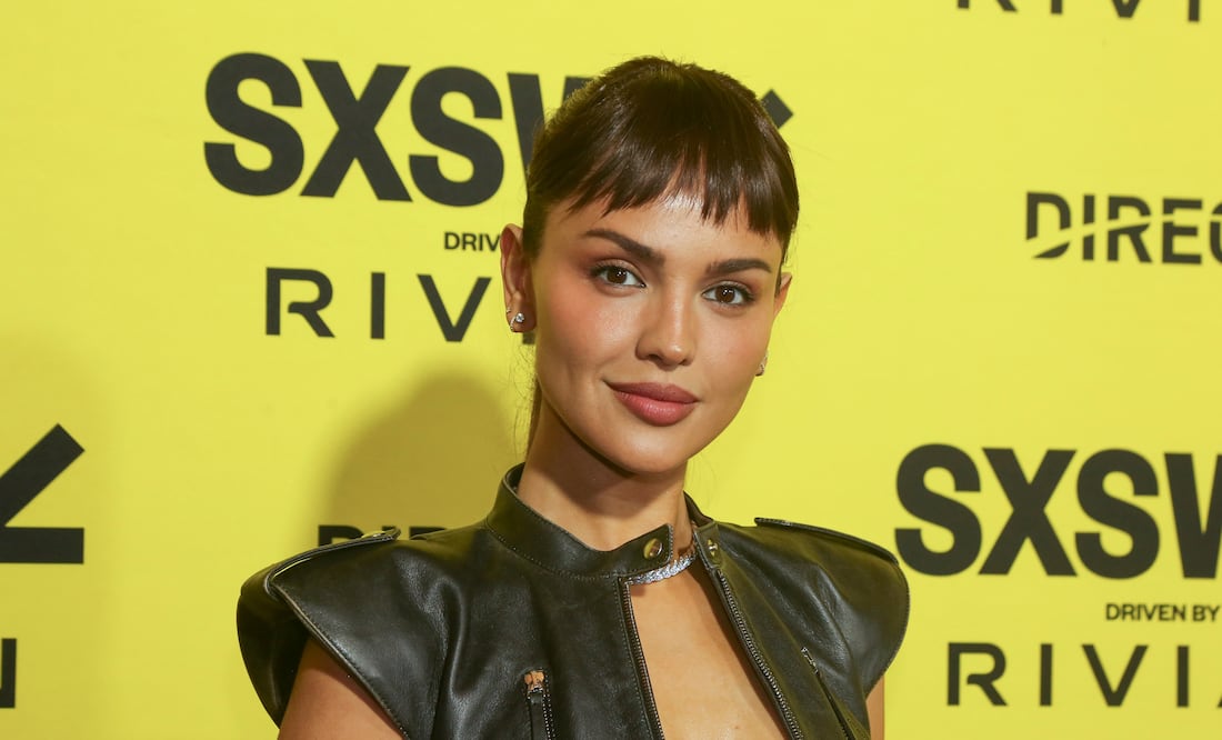 Eiza González impone tendencia con top de cuero escotado y flequillo ‘baby bangs’. Foto: AP
