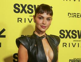 Eiza González impone tendencia con top de cuero escotado y flequillo ‘baby bang’