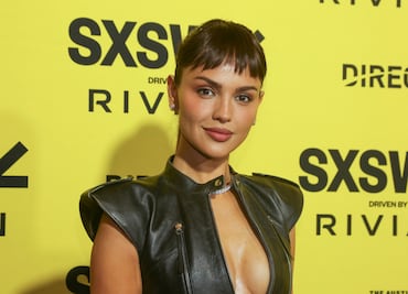 Eiza González impone tendencia con top de cuero escotado y flequillo ‘baby bang’