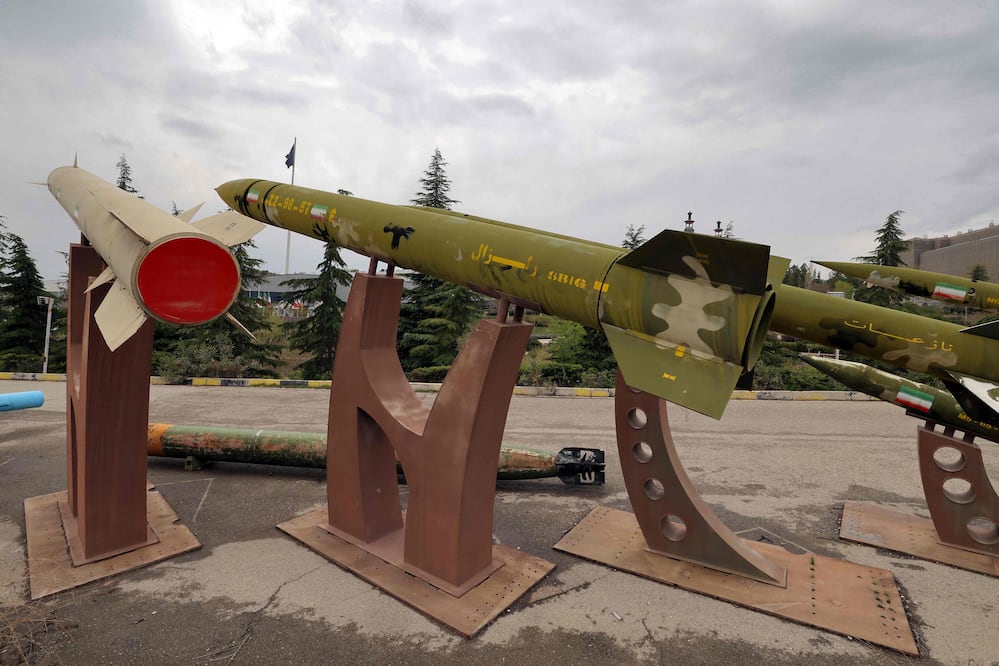 Alerta global: Irán amenaza con atacar oficinas de Apple, Google y Microsoft en Oriente Medio (Photo by AFP)