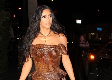 Kim Kardashian deslumbra Instagram con ‘bustier’ morado