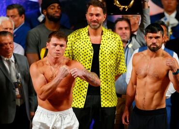 Canelo Álvarez intenta intimidar a Ryder con su propio corrido en ceremonia de pesaje