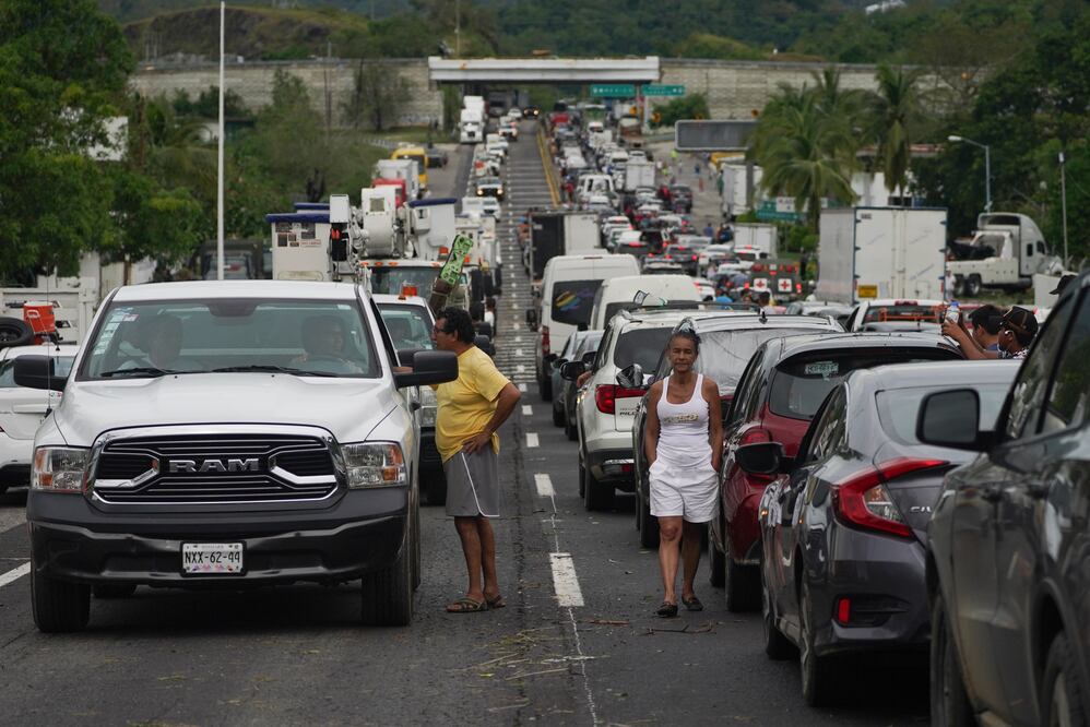 Automovilistas varados por afectaciones en carreteras de Guerrero tras paso del huracán Otis. (AP Photo/Marco Ugarte)