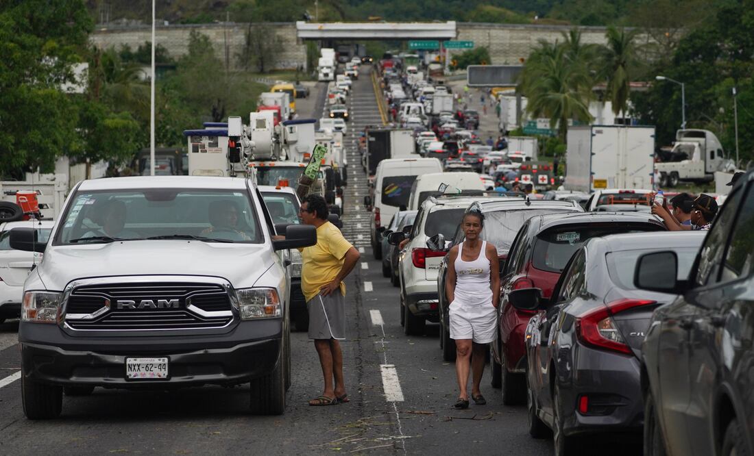 Automovilistas varados por afectaciones en carreteras de Guerrero tras paso del huracán Otis. (AP Photo/Marco Ugarte)