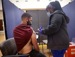 Marinos de EU que rechacen vacunarse serán expulsados