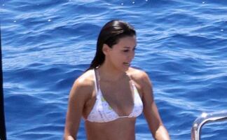 El traje de baño sideboob con el que Eva Longoria lució sus curvas de impacto