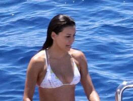 El traje de baño sideboob con el que Eva Longoria lució sus curvas de impacto