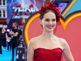 Como en desfile, Natalie Portman llega a premiere de Thor con minivestido rojo de lujo