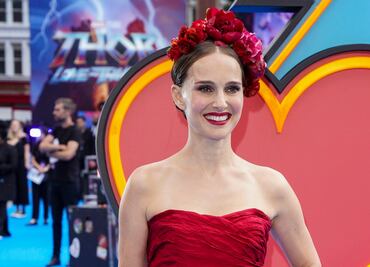 Como en desfile, Natalie Portman llega a premiere de Thor con minivestido rojo de lujo