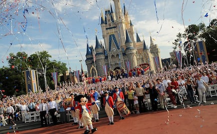 Cientos de trabajadores de Disney exigen ayuda en EU tras ser despedidos