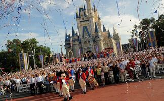 Cientos de trabajadores de Disney exigen ayuda en EU tras ser despedidos