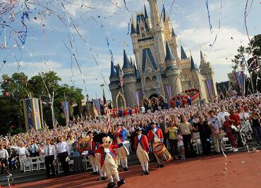 Cientos de trabajadores de Disney exigen ayuda en EU tras ser despedidos