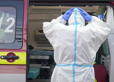 Rumanía prohíbe a los no vacunados salir a la calle por la noche