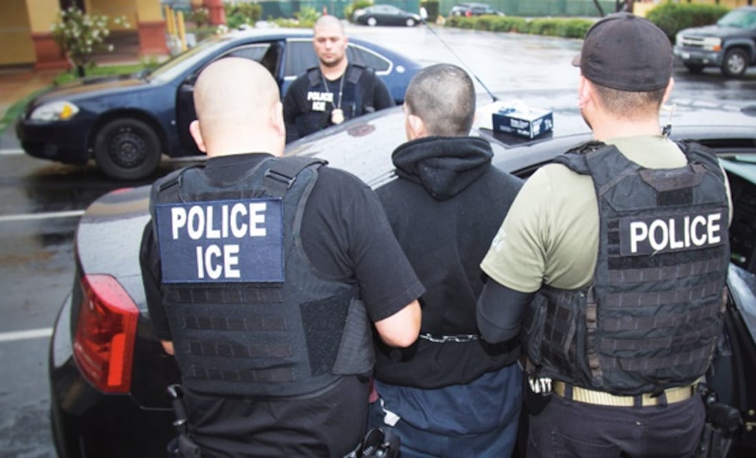 Hombre intenta sabotear redada del ICE en California: poncha llantas de agentes y lo arrestan. VIRAL. Foto:AP