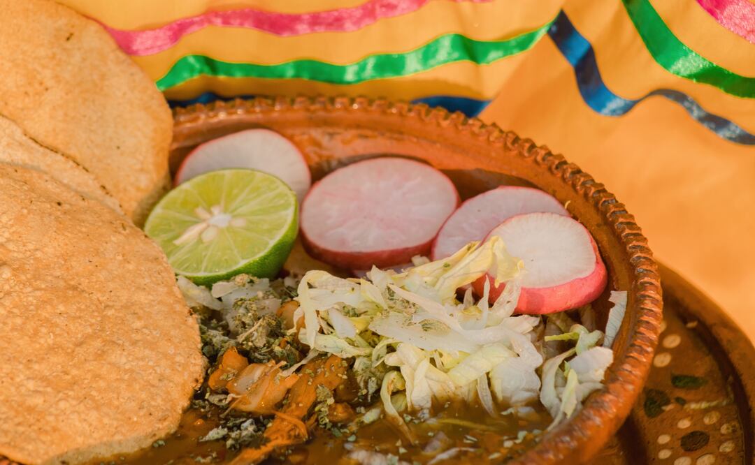 Cómo hacer pozole mexicano tradicional, receta paso a paso para la cena del 15 de septiembre. Foto Canva