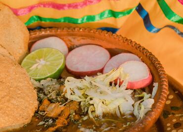 Cómo hacer pozole mexicano tradicional, receta paso a paso para la cena del 15 de septiembre
