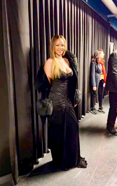 Rihanna y el arriesgado vestido bustier con el que conquistó París. Foto: The Grosby Group