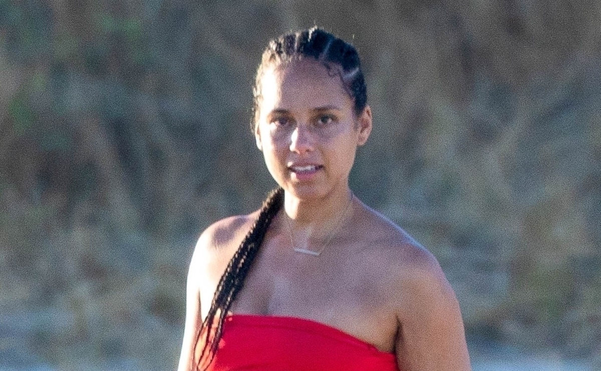 Alicia Keys luce su belleza al natural con traje de baño strapless en México