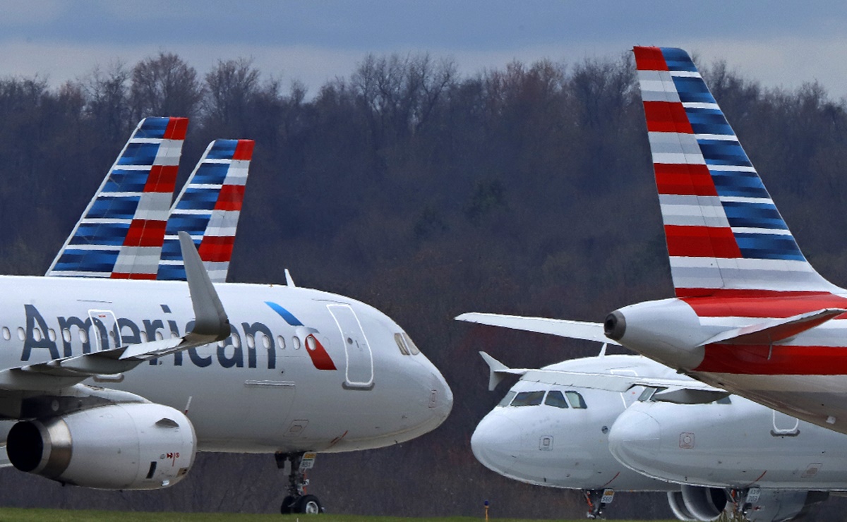 Critican a American Airlines por llenar aviones en pandemia